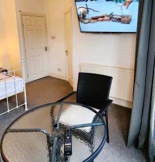 Hillsborough House | Spacious Ensuite Room with Charming Bay Window
