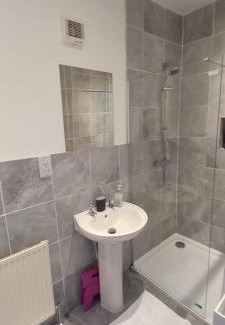 Hillsborough House | Spacious Ensuite Room with Charming Bay Window