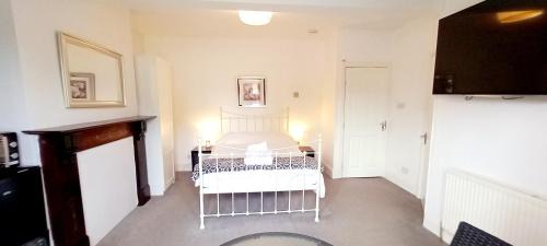 Hillsborough House | Spacious Ensuite Room with Charming Bay Window
