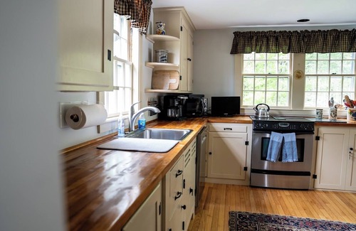 Peterborough House | Spacious Estate With Mtn Views! Private Setting, Great Family Home!