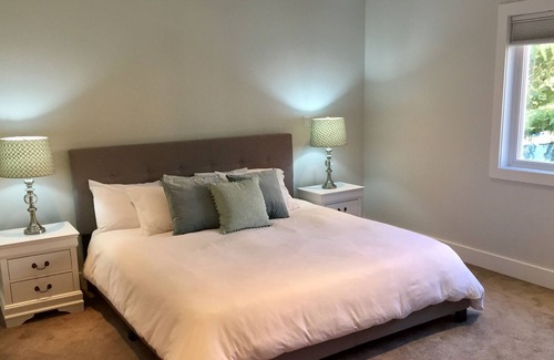 Saanich East House | Spacious executive home near the beach and downtown Victoria