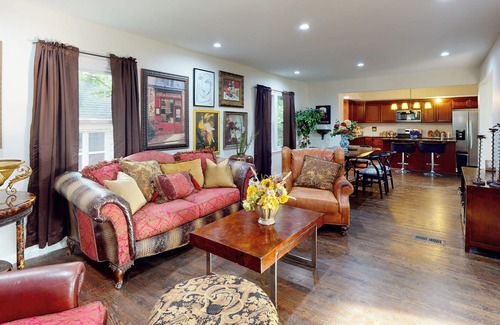 Grosse Pointe Woods House | Spacious Family Friendly Grosse Pointe Woods Beauty