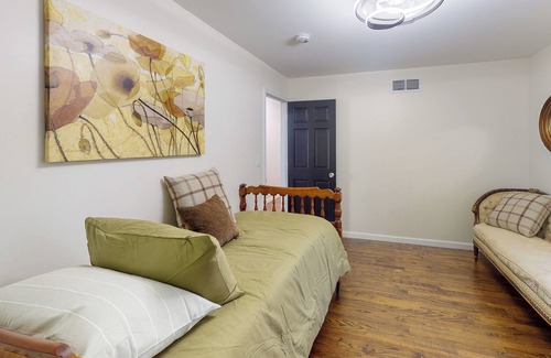 Grosse Pointe Woods House | Spacious Family Friendly Grosse Pointe Woods Beauty