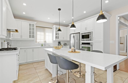 Brampton House | Spacious & Family-Friendly ~ 3BR, 3.5WR ~ Brampton