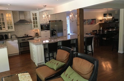 Fallingbrook House | Spacious/Family Friendly! Lake View! close to Beach & Downtown 5-night min avail