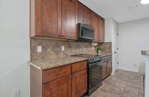 Olivia House | Spacious Family Gem in Sanford with playground and WiFi. Enjoy your stay!