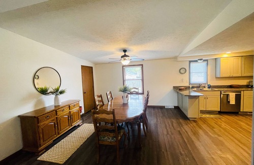 Huron House | Spacious Family Getaway Cottage