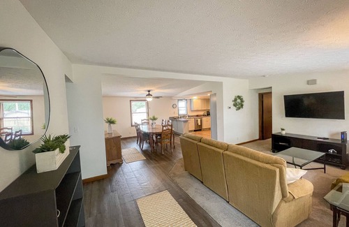 Huron House | Spacious Family Getaway Cottage