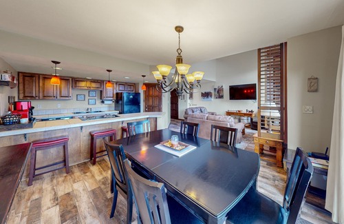 Purgatory House | Spacious Family Getaway W/Private Balcony, Skiing Nearby & High-Speed WiFi