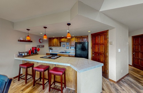 Purgatory House | Spacious Family Getaway W/Private Balcony, Skiing Nearby & High-Speed WiFi