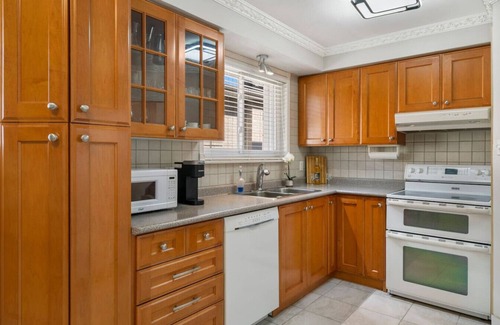 Applewood House | Spacious Family Home | Games, Netflix & Backyard