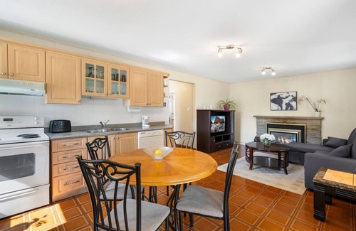 Applewood House | Spacious Family Home | Games, Netflix & Backyard