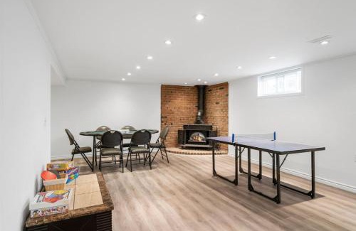Applewood House | Spacious Family Home w Games, Netflix and Backyard