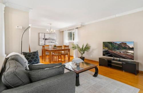 Applewood House | Spacious Family Home w Games, Netflix and Backyard