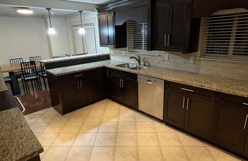 Newton House | Spacious family home, full privacy & separate entrance!