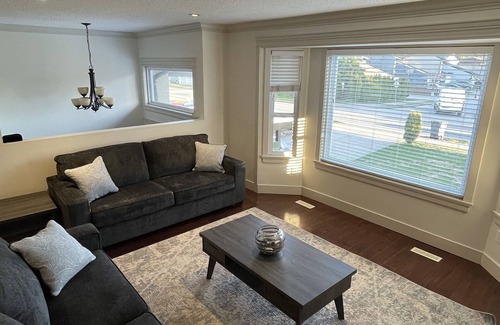 Newton House | Spacious family home, full privacy & separate entrance!