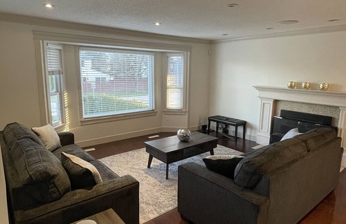 Newton House | Spacious family home, full privacy & separate entrance!