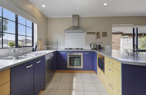 Henderson Apartment | Spacious Family Home -Fully Fenced Yard