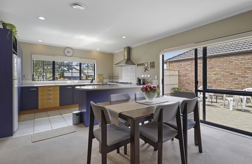 Henderson Apartment | Spacious Family Home -Fully Fenced Yard