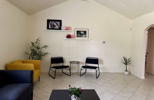 Clodine House | Spacious Family House 4BR. Close to many restaurants & markets!