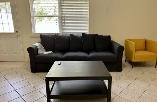 Clodine House | Spacious Family House 4BR. Close to many restaurants & markets!
