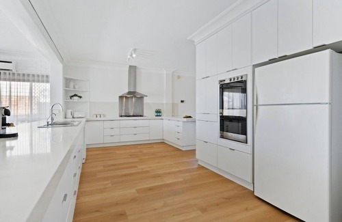 Benowa House | Spacious Family Oasis 5BR Waterfront Pool