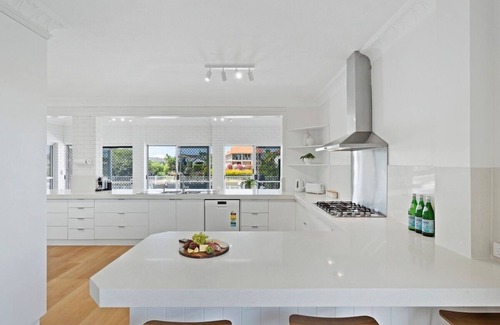 Benowa House | Spacious Family Oasis 5BR Waterfront Pool