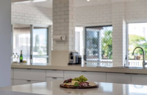 Benowa House | Spacious Family Oasis 5BR Waterfront Pool
