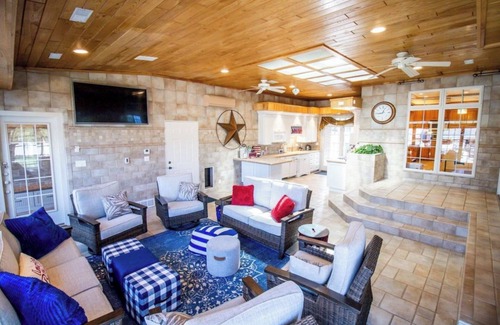 Waterloo House | Spacious Family Retreat in Waterloo with Pool & Theater