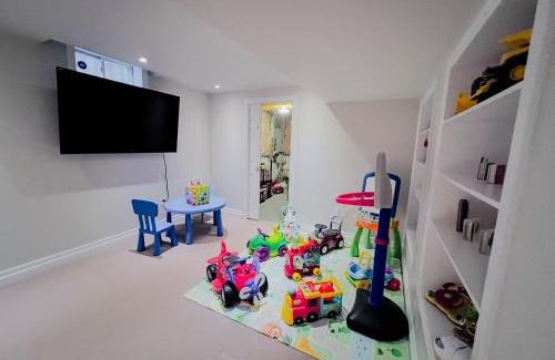 Brampton Villa | Spacious Family Retreat