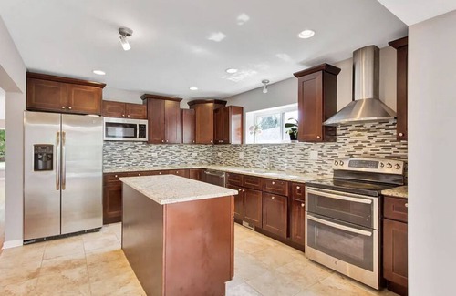 Edgebrook House | Spacious family size home with indoor pool