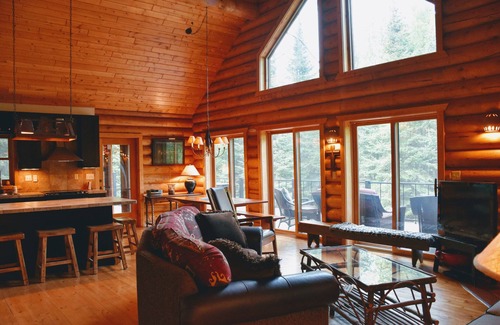 Hayward Ski Chalet | Spacious, family-sized, pet-friendly chalet style log home on Lake Chippewa.