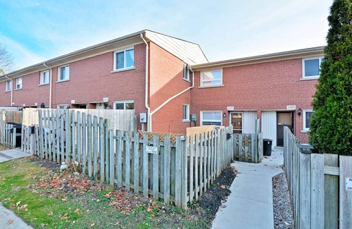 London House | Spacious Family Sized Townhouse with Fireplace, Patio , Parking