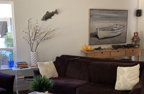 Gibsons House | Spacious forest home in Gibsons, minutes to beach