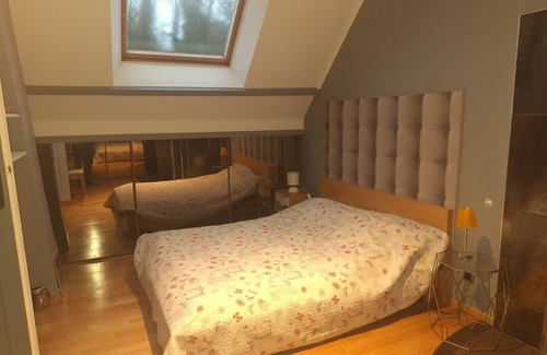 Oinville-sur-Montcient Bed & Breakfast | Spacious Bedroom With Heated Swimming Pool