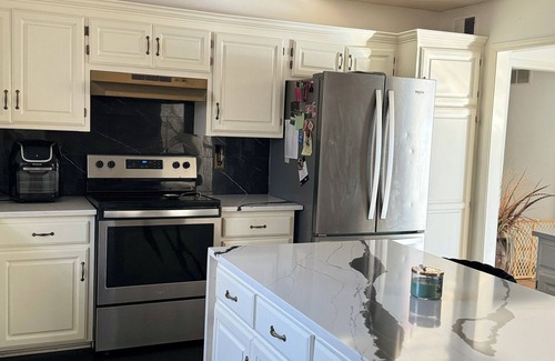 South Kansas City House | Spacious fully furnished 4-bedroom, 3 bathroom, WIFI, workout room and pool