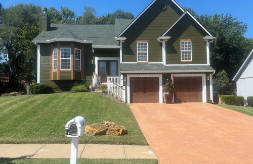 South Kansas City House | Spacious fully furnished 4-bedroom, 3 bathroom, WIFI, workout room and pool