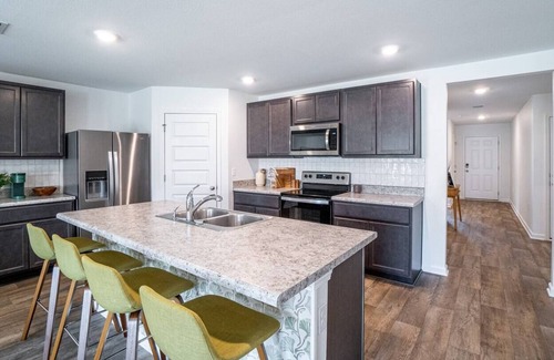 Foley House | Spacious Fun Cozy Cottage in Foley - 10 Mins to OWA!