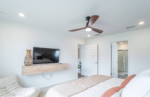 Foley House | Spacious Fun Cozy Cottage in Foley - 10 Mins to OWA!