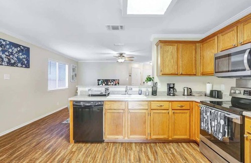West San Antonio House | Spacious & Fun Family Getaway ~ 5mins to SeaWorld!