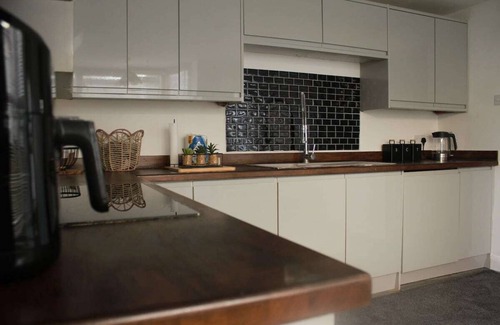 Dunstable House | Spacious 5 Bed Home - Near M1, A5, Luton Airport