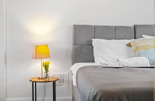 Sittingbourne House | Spacious Gem in Sittingbourne Ridham W/ Parking
