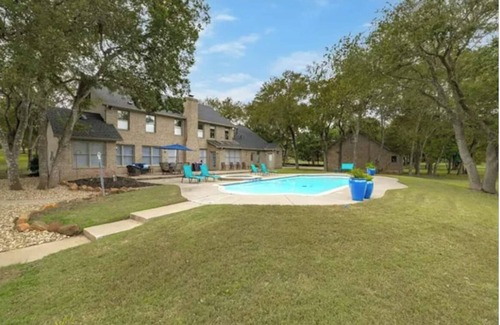 Leander House | Spacious, Getaway? 5 bedroom on 5 beautiful acres? Ask about our event hosting!