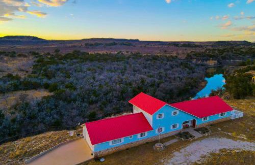 Palo Pinto County House | Spacious Getaway about 12 Acres, Views, and Hot Tub!