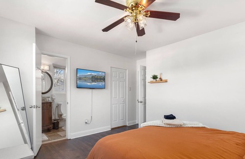 White Oak House | Spacious Getaway| 4BR QBEDS|12mi - DC+Attractions!