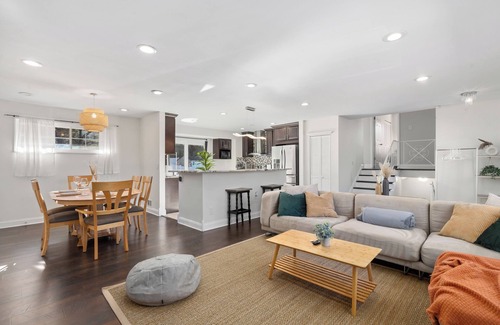 White Oak House | SPACIOUS Getaway [4BR QBED] Free Parking! [12mi- DC]