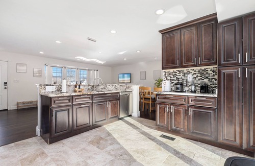 White Oak House | SPACIOUS Getaway [4BR QBED] Free Parking! [12mi- DC]