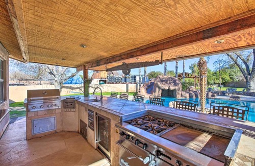Glendale House | Spacious Glendale Home with Outdoor Kitchen!