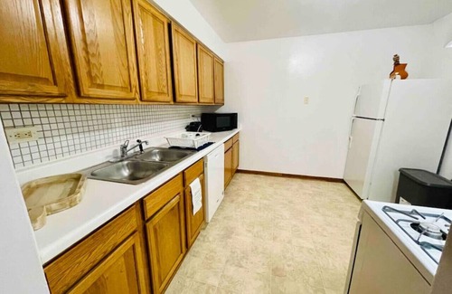 Des Plaines Apartment | Spacious, Good Location & Parking!