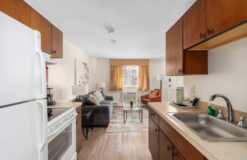 Beverly Hotel | Spacious Good-Value Accommodation | w/Full Kitchen & Minutes to Peabody Museum